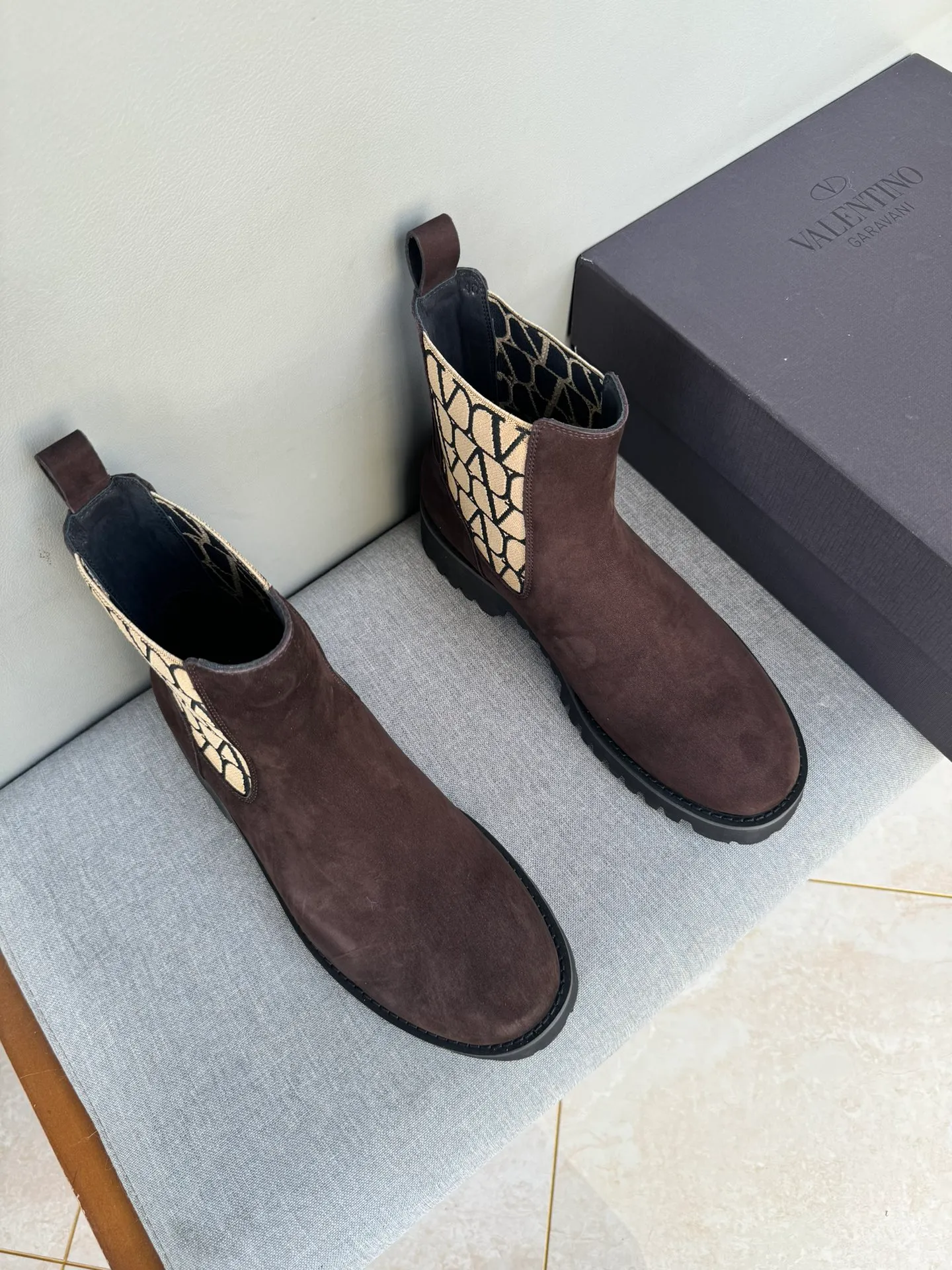 [Valentino] Top P: 1000💰 Size: Men 39-44 (45 customized) Valentino VLTN casual shoes 2025 latest winter series, original 1:1 development Casual men's leather shoes Made with heavy investment, shoes and boots are made of imported cowhide that is not easy to deform, black cowhide lining, original foam outsole, black open edge beads, black suede, brown suede Factory craftsmanship, perfect products are only prepared for you who know taste! Any comparison is welcome!